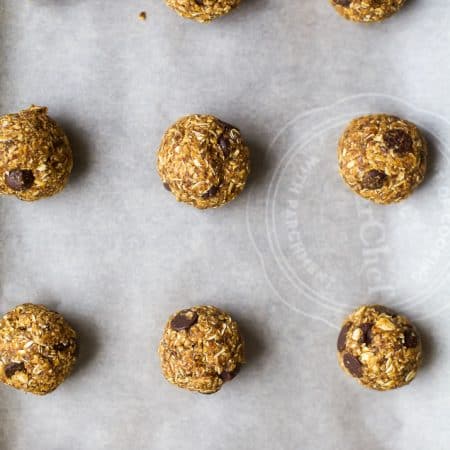 Kick up your energy during the day with these easy healthy Pumpkin Chocolate Chip Cookie Energy Bites! The perfect bite of pumpkin this fall and great for a midday snack! | joyfulhealthyeats.com
