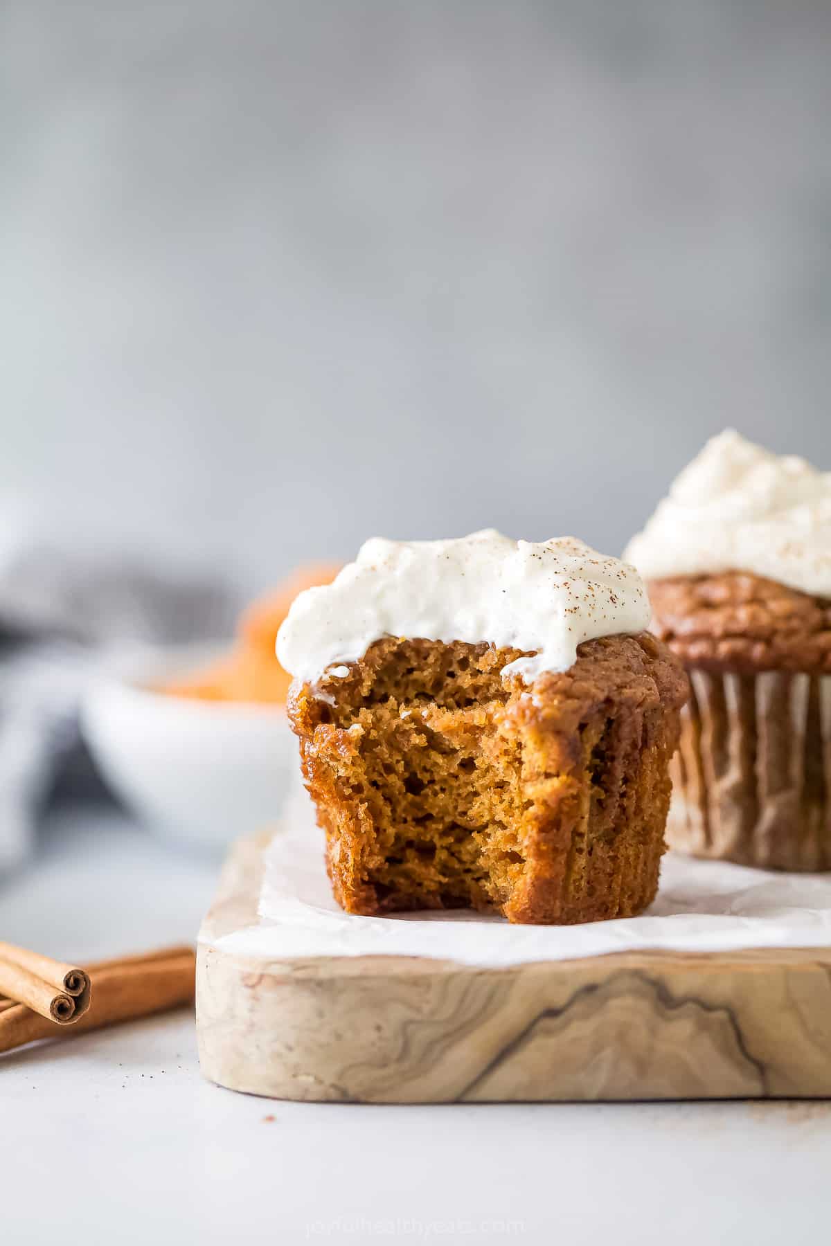 These pumpkin spice cupcakes with cinnamon and a healthy cream cheese frosting are the perfect 35-minute fall treat. Bitten into pumpkin spice cupcakes.