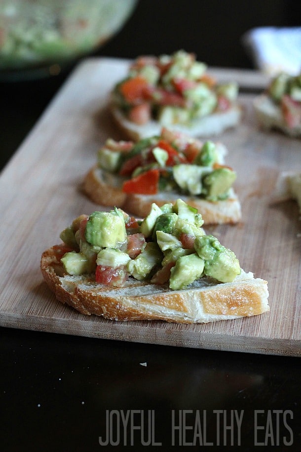 Immagine ravvicinata dei crostini di avocado