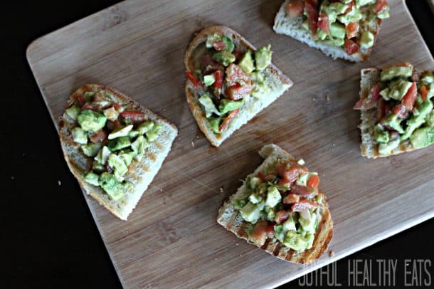 Beeld van avocadocrostini van boven