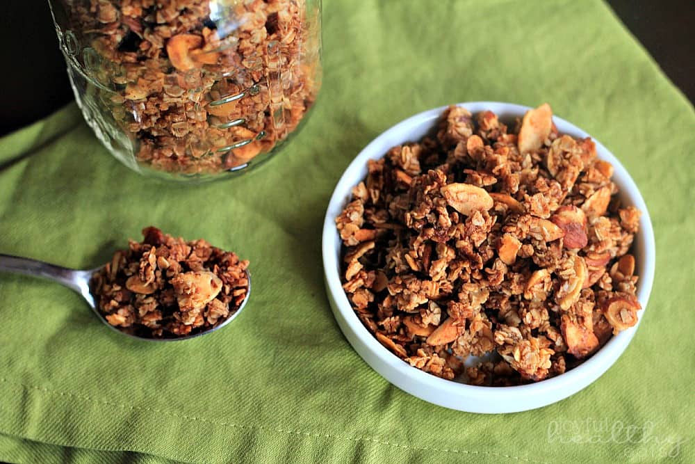 Homemade Almond Vanilla Granola #breakfast #granola #homemade #snack