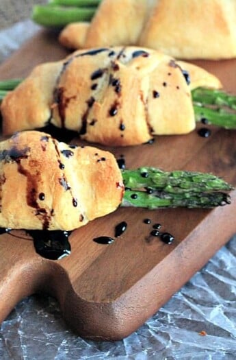 Asparagus Rollups with Balsamic Reduction #appetizer #asparagus #balsamicreduction #crescentrolls