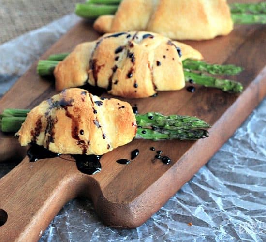 Asparagus Rollups with Balsamic Reduction #appetizer #asparagus #balsamicreduction #crescentrolls
