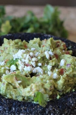 Spicy Roasted Tomato Guacamole #guacamole #appetizers #starter #spicy #roastedtomato #avocado #superbowl #mexicanfood