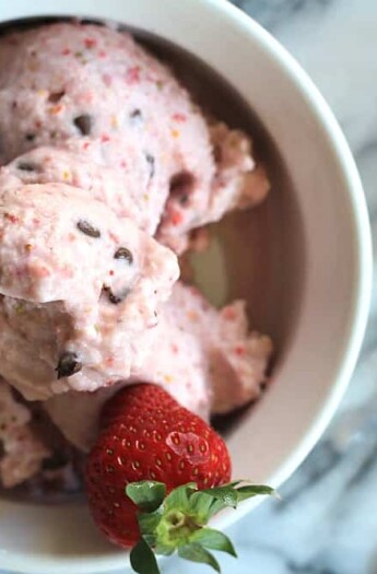 Strawberry Orange Ice Cream with Chocolate Chips #icecream #strawberries #orange #paleo #dairyfree #coconutmilk #cleaneating #chocolatechips