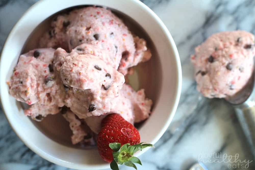 Strawberry Orange Ice Cream with Chocolate Chips #icecream #strawberries #orange #paleo #dairyfree #coconutmilk #cleaneating #chocolatechips