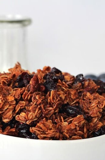 Coconut Blueberry Pecan Granola #healthybreakfast #granola #blueberry #coconut #pecan