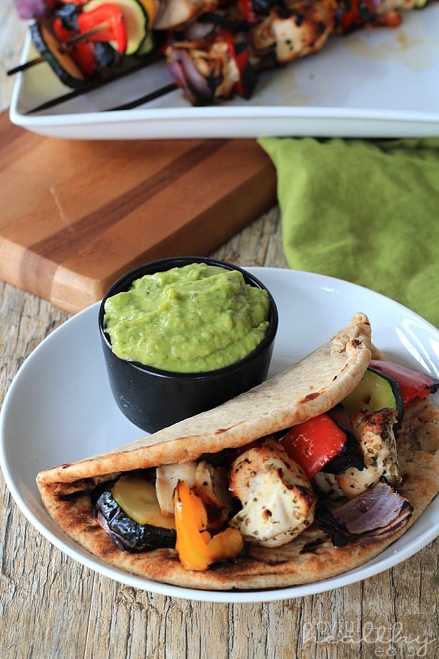 Mediterranean Chicken Flatbread with Avocado Tzatziki #Avocado #Chicken #Paleo #GlutenFree #Mediterranean #Flatbread