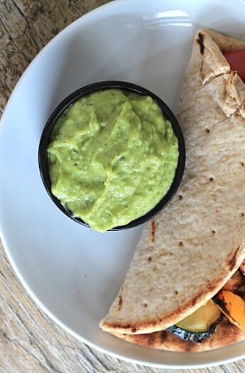 Mediterranean Chicken Flatbread with Avocado Tzatziki #Avocado #Chicken #Paleo #GlutenFree #Mediterranean #Flatbread