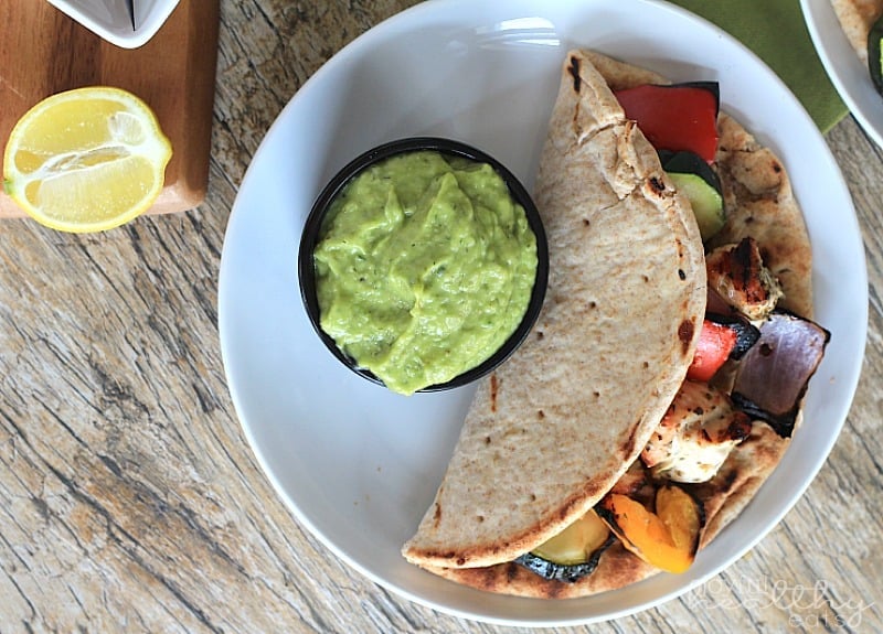 Mediterranean Chicken Flatbread with Avocado Tzatziki #Avocado #Chicken #Paleo #GlutenFree #Mediterranean #Flatbread