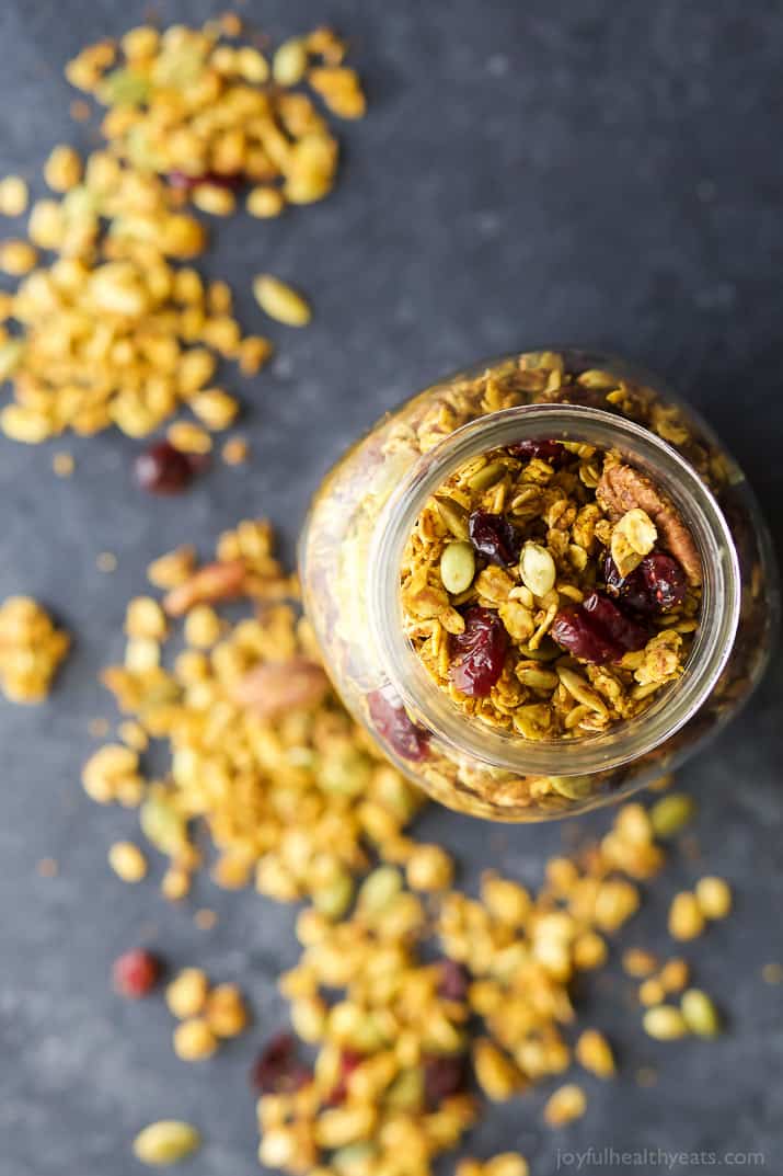 Une recette de granola au potiron épicé facile et saine faite maison que vous voudrez vous faire plaisir toute l'année ! Toutes vos saveurs d'automne préférées dans une recette de granola - citrouille, piment de la Jamaïque, noix de muscade, clous de girofle, cannelle ... son automne dans une bouchée ! Seulement 190 calories par portion!