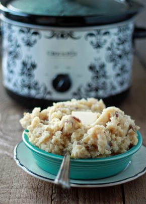 The Ultimate Thanksgiving Recipe Guide with all your favorite heavy hitters, Roasted Turkey, Lump Free Gravy, Homemade Dinner Rolls, and Pumpkin Pie. Come and get it! | www.joyfulhealthyeats.com