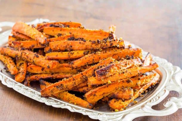 The Ultimate Thanksgiving Recipe Guide with all your favorite heavy hitters, Roasted Turkey, Lump Free Gravy, Homemade Dinner Rolls, and Pumpkin Pie. Come and get it! | www.joyfulhealthyeats.com