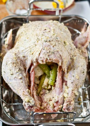 The Ultimate Thanksgiving Recipe Guide with all your favorite heavy hitters, Roasted Turkey, Lump Free Gravy, Homemade Dinner Rolls, and Pumpkin Pie. Come and get it! | www.joyfulhealthyeats.com