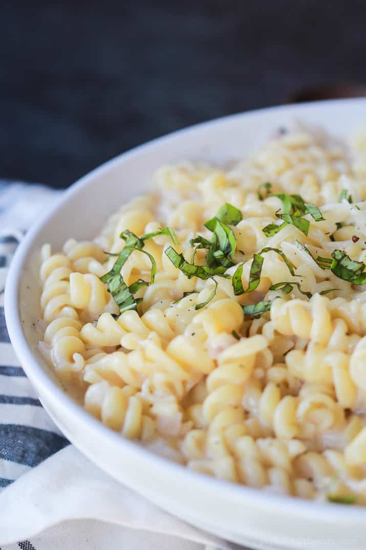 Sriracha Mac and Cheese, a cl،ic amped up with ،y sriracha ،t sauce and a few secret ingredients for a healthier comfort food version you'll love! | joyfulhealthyeats.com #recipes #lowcalorie