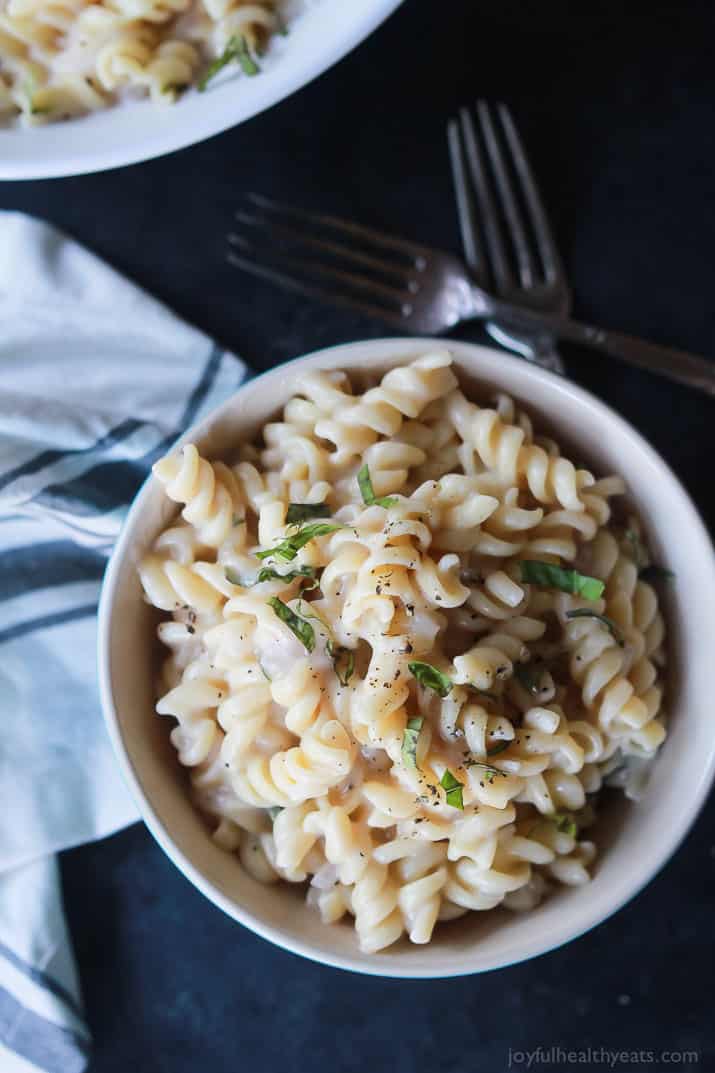 Sriracha Mac and Cheese, a classic amped up with spicy sriracha hot sauce and a few secret ingredients for a healthier comfort food version you'll love! | joyfulhealthyeats.com #recipes #lowcalorie 