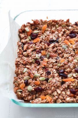 It's fall in a bar! Filled with maple syrup, pumpkin spice mix, pepitas, almonds and cranberries this No Bake Pumpkin Spice Granola Bar Recipe will make you leave the store bought granola bar days behind! |joyfulhealthyeats.com Easy Healthy Recipes