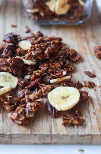 An easy Homemade Banana Bread Granola Recipe that takes 30 minutes to make and full of banana bread flavor! | joyfulhealthyeats.com Easy Healthy Recipes