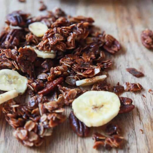 An easy Homemade Banana Bread Granola Recipe that takes 30 minutes to make and full of banana bread flavor! | joyfulhealthyeats.com Easy Healthy Recipes