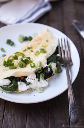 Mushroom Spinach Omelette Recipe - the perfect protein packed breakfast that totally delivers on flavor. Filled with nutritious vegetables, creamy goat cheese, and egg whites for a easy healthy breakfast! | joyfulhealthyeats.com