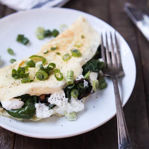 Mushroom Spinach Omelette Recipe - the perfect protein packed breakfast that totally delivers on flavor. Filled with nutritious vegetables, creamy goat cheese, and egg whites for a easy healthy breakfast! | joyfulhealthyeats.com