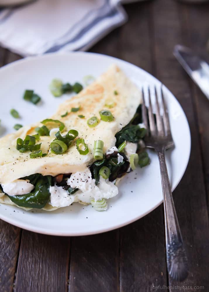 Mushroom Spinach Omelette Recipe - the perfect protein packed breakfast that totally delivers on flavor. Filled with nutritious vegetables, creamy goat cheese, and egg whites for a easy healthy breakfast! | joyfulhealthyeats.com