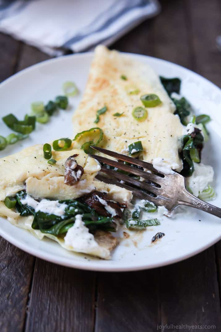 Mushroom Spinach Omelette Recipe - the perfect protein packed breakfast that totally delivers on flavor. Filled with nutritious vegetables, creamy goat cheese, and egg whites for a easy healthy breakfast! | joyfulhealthyeats.com