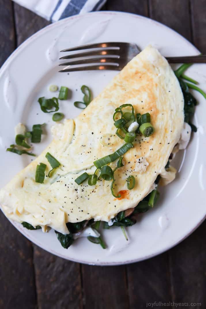 Mushroom Spinach Omelette Recipe - the perfect protein packed breakfast that totally delivers on flavor. Filled with nutritious vegetables, creamy goat cheese, and egg whites for a easy healthy breakfast! | joyfulhealthyeats.com