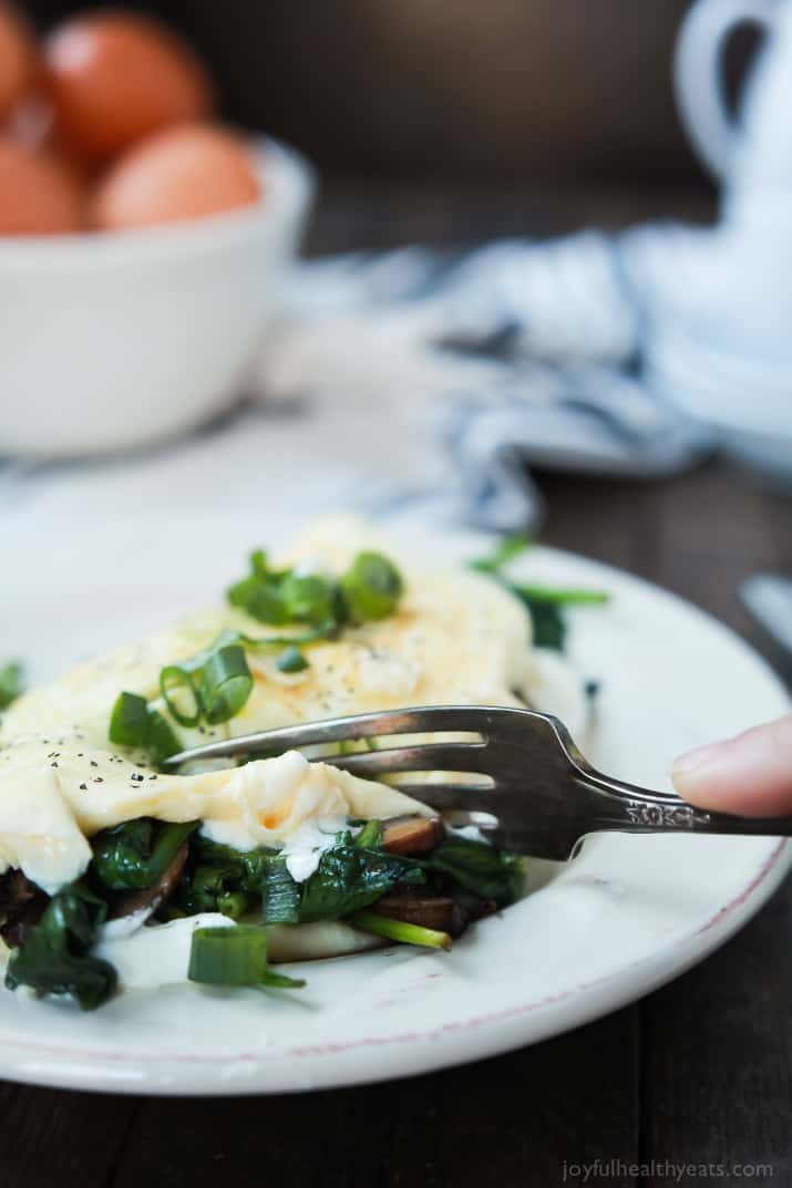 Mushroom Spinach Omelette Recipe - the perfect protein packed breakfast that totally delivers on flavor. Filled with nutritious vegetables, creamy goat cheese, and egg whites for a easy healthy breakfast! | joyfulhealthyeats.com