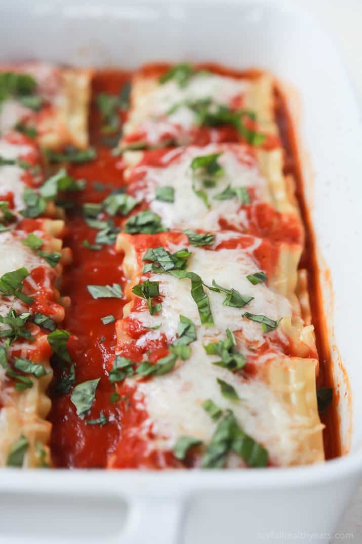 An easy vegetarian meal your family will love! Spinach Lasagna Rolls filled with delicious nutrient packed filling, topped with marinara sauce and light amounts of cheese for only 159 calories a serving! | joyfulhealthyeats.com #vegetarian