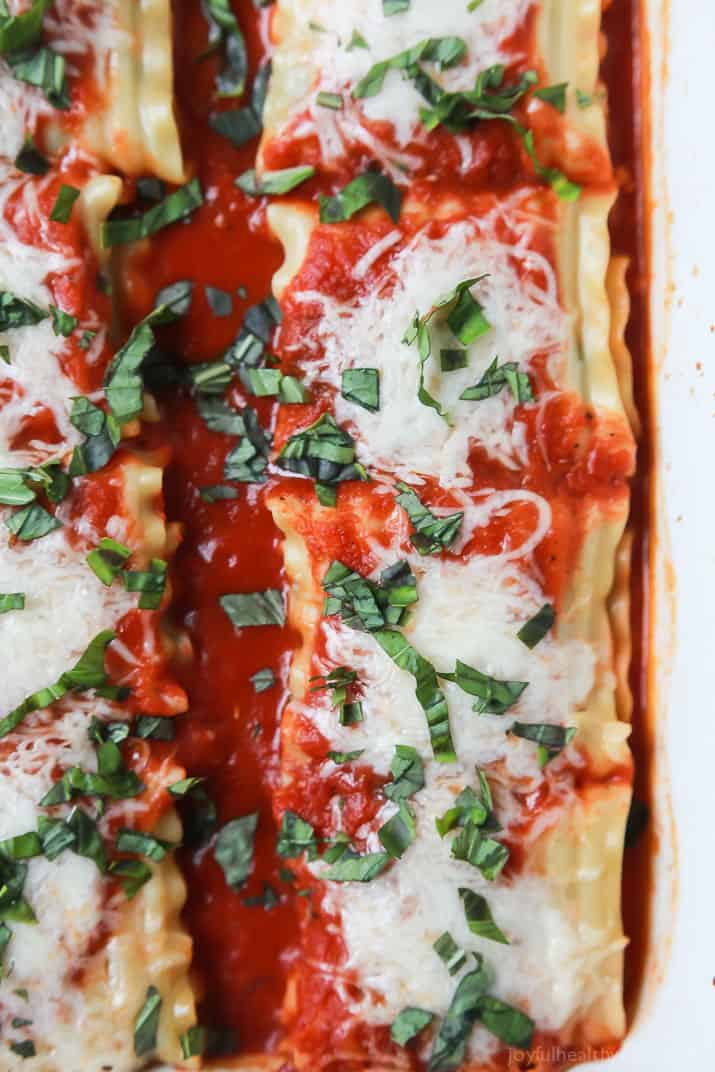 An easy vegetarian meal your family will love! Spinach Lasagna Rolls filled with delicious nutrient packed filling, topped with marinara sauce and light amounts of cheese for only 159 calories a serving! | joyfulhealthyeats.com #vegetarian