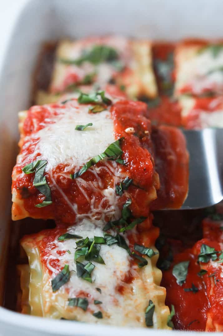 An easy vegetarian meal your family will love! Spinach Lasagna Rolls filled with delicious nutrient packed filling, topped with marinara sauce and light amounts of cheese for only 159 calories a serving! | joyfulhealthyeats.com #vegetarian