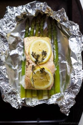 Salmon, lemons and asparagus in Foil