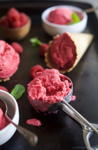 5 Minute Lemon Raspberry Frozen Yogurt using only 4 ingredients - it's healthy, sweet, delicious and so easy to make! | gluten free recipes