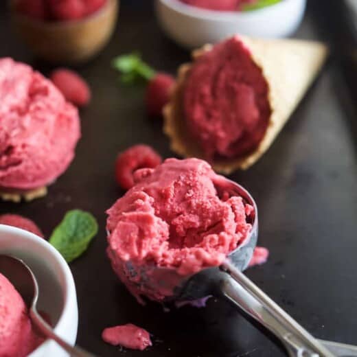 5 Minute Lemon Raspberry Frozen Yogurt using only 4 ingredients - it's healthy, sweet, delicious and so easy to make! | gluten free recipes