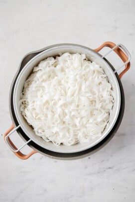 Boiled rice noodles in the pot. 