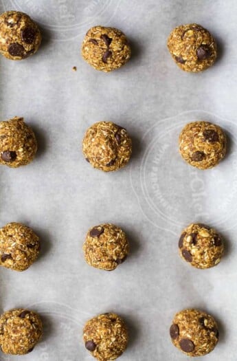 Kick up your energy during the day with these easy healthy Pumpkin Chocolate Chip Cookie Energy Bites! The perfect bite of pumpkin this fall and great for a midday snack! | joyfulhealthyeats.com