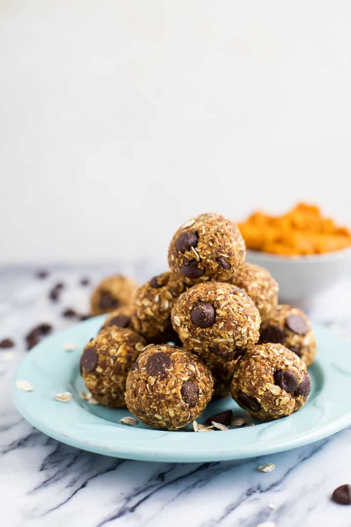 Kick up your energy during the day with these easy healthy Pumpkin Chocolate Chip Cookie Energy Bites! The perfect bite of pumpkin this fall and great for a midday snack! | joyfulhealthyeats.com