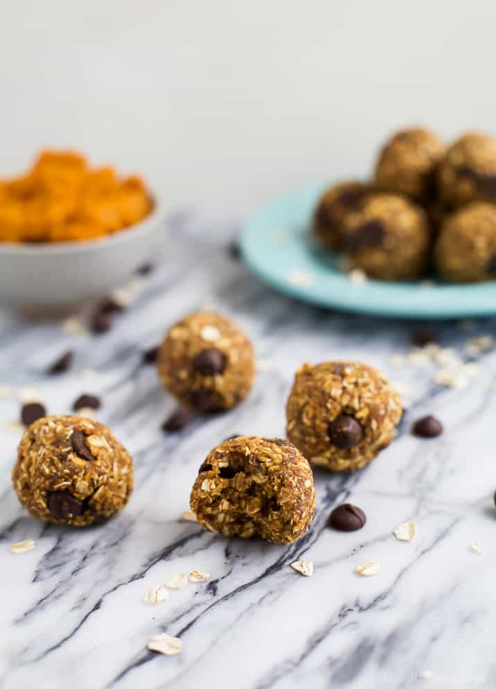 Kick up your energy during the day with these easy healthy Pumpkin Chocolate Chip Cookie Energy Bites! The perfect bite of pumpkin this fall and great for a midday snack! | joyfulhealthyeats.com