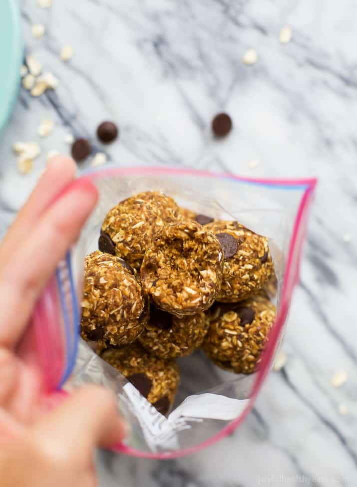 Kick up your energy during the day with these easy healthy Pumpkin Chocolate Chip Cookie Energy Bites! The perfect bite of pumpkin this fall and great for a midday snack! | joyfulhealthyeats.com