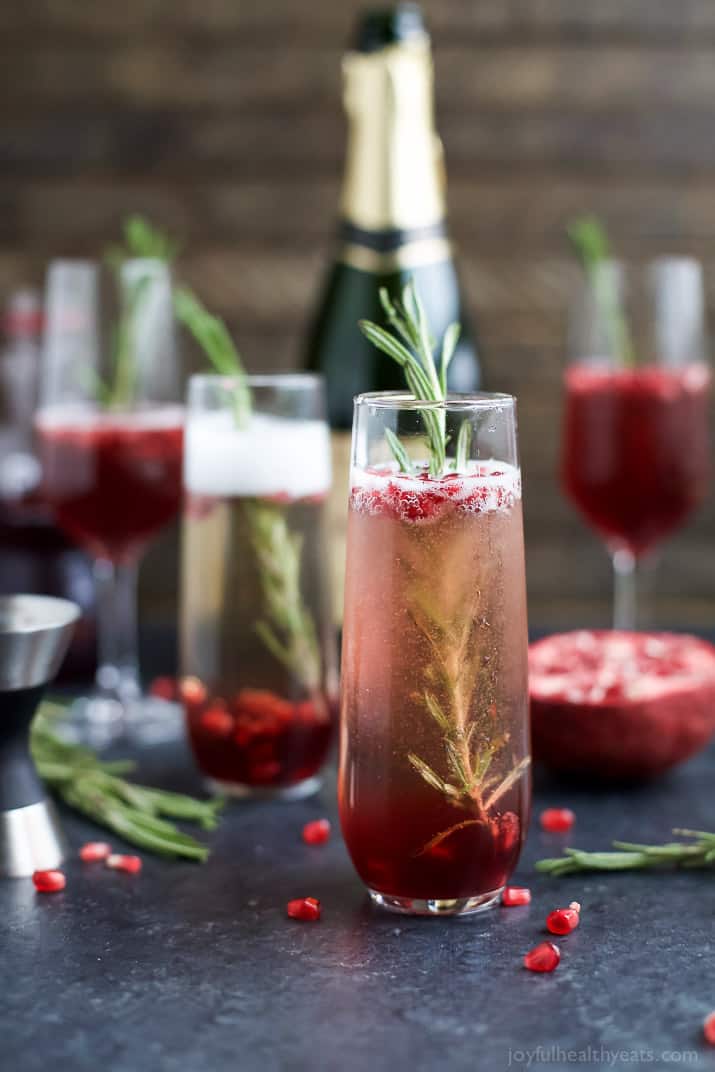 4 Ingredient Sparkling Pomegranate Mimosas are a fun ،tail to s، your weekend with! Perfect for the ،lidays, great for brunch or a girls weekend! | joyfulhealthyeats.com