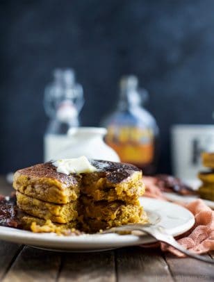 ¡Empieza tu fin de semana con el desayuno perfecto para el otoño! Esponjosas tortitas integrales de calabaza servidas con bacon confitado casero que te harán desfallecer. Es la máxima perfección salada y dulce. | joyfulhealthyeats.com