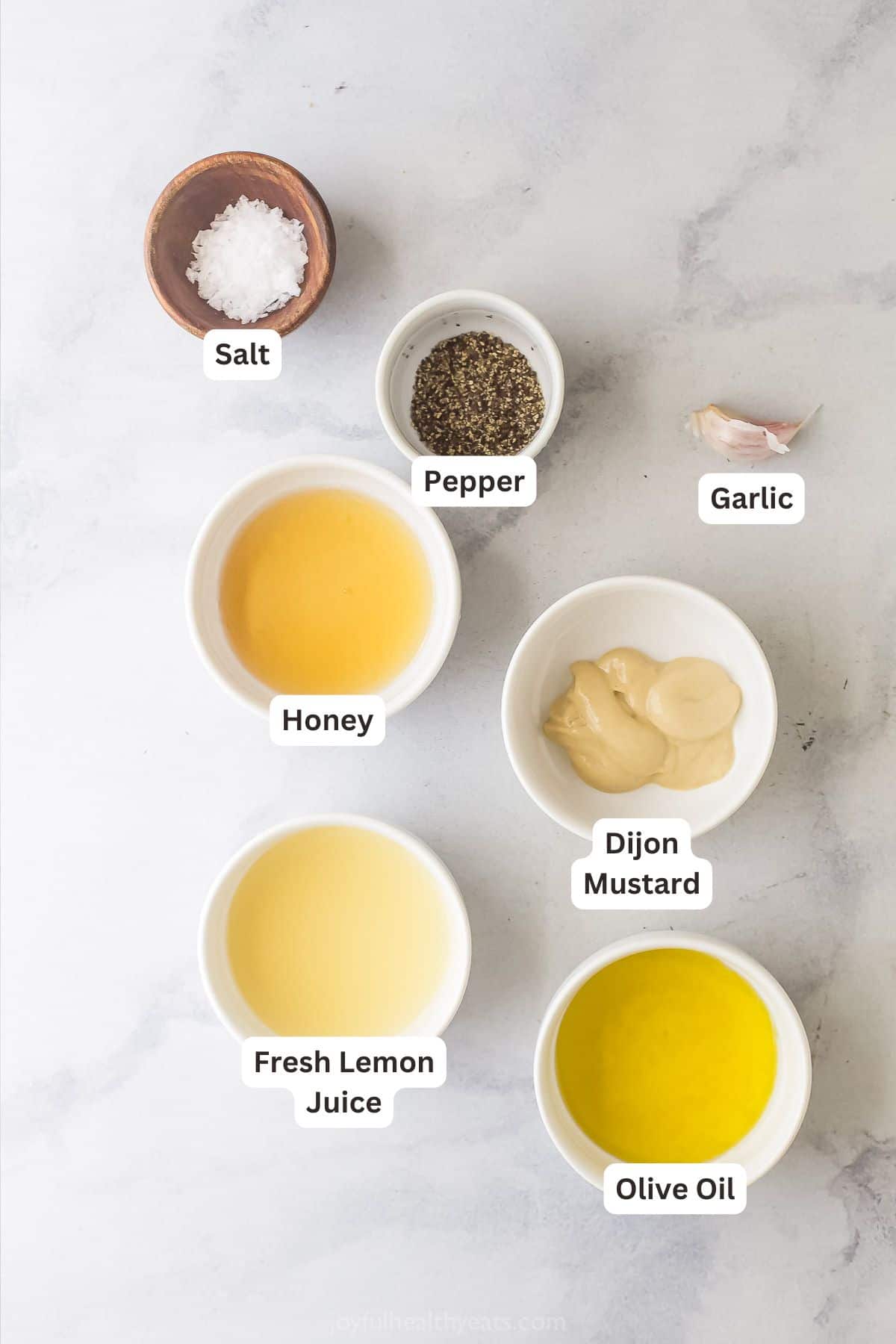 Ingrédients de la vinaigrette au citron avec étiquettes.
