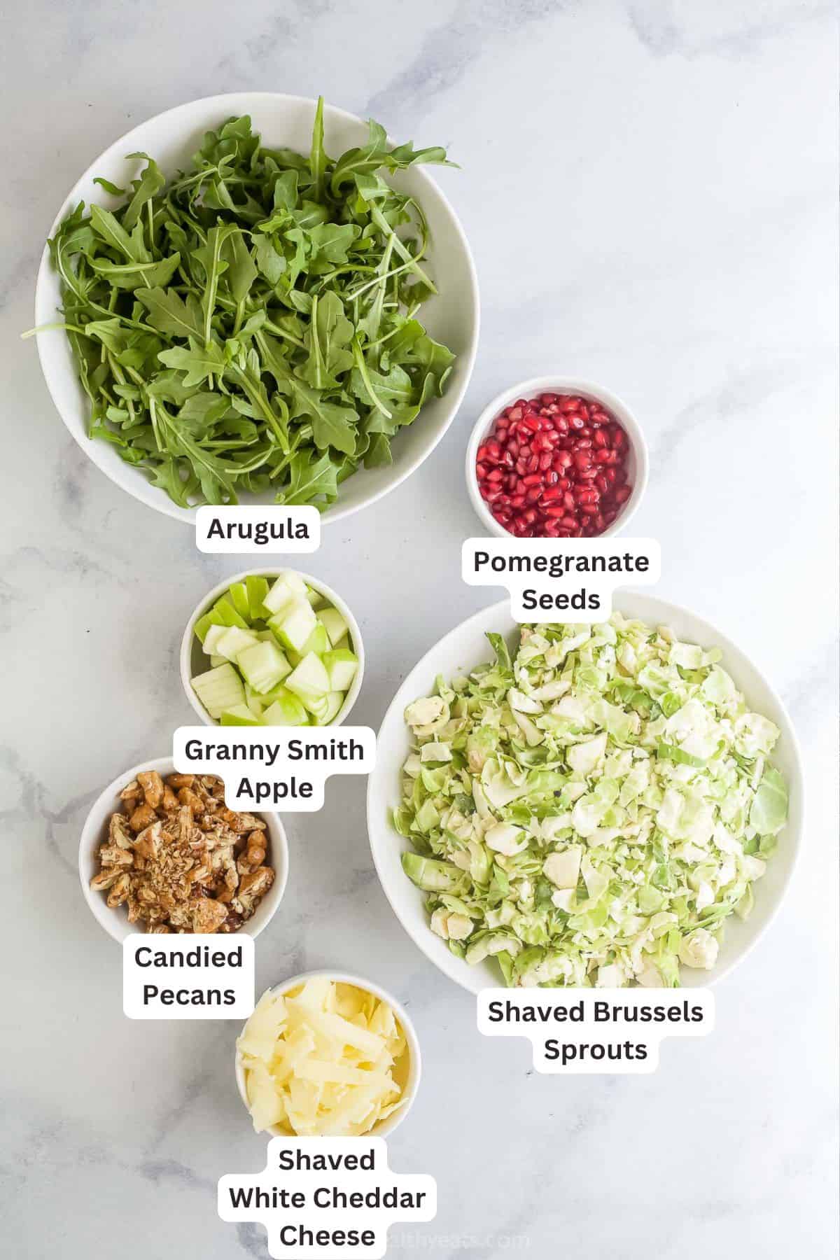 Vue de dessus des ingrédients de la salade de choux de Bruxelles avec étiquettes.