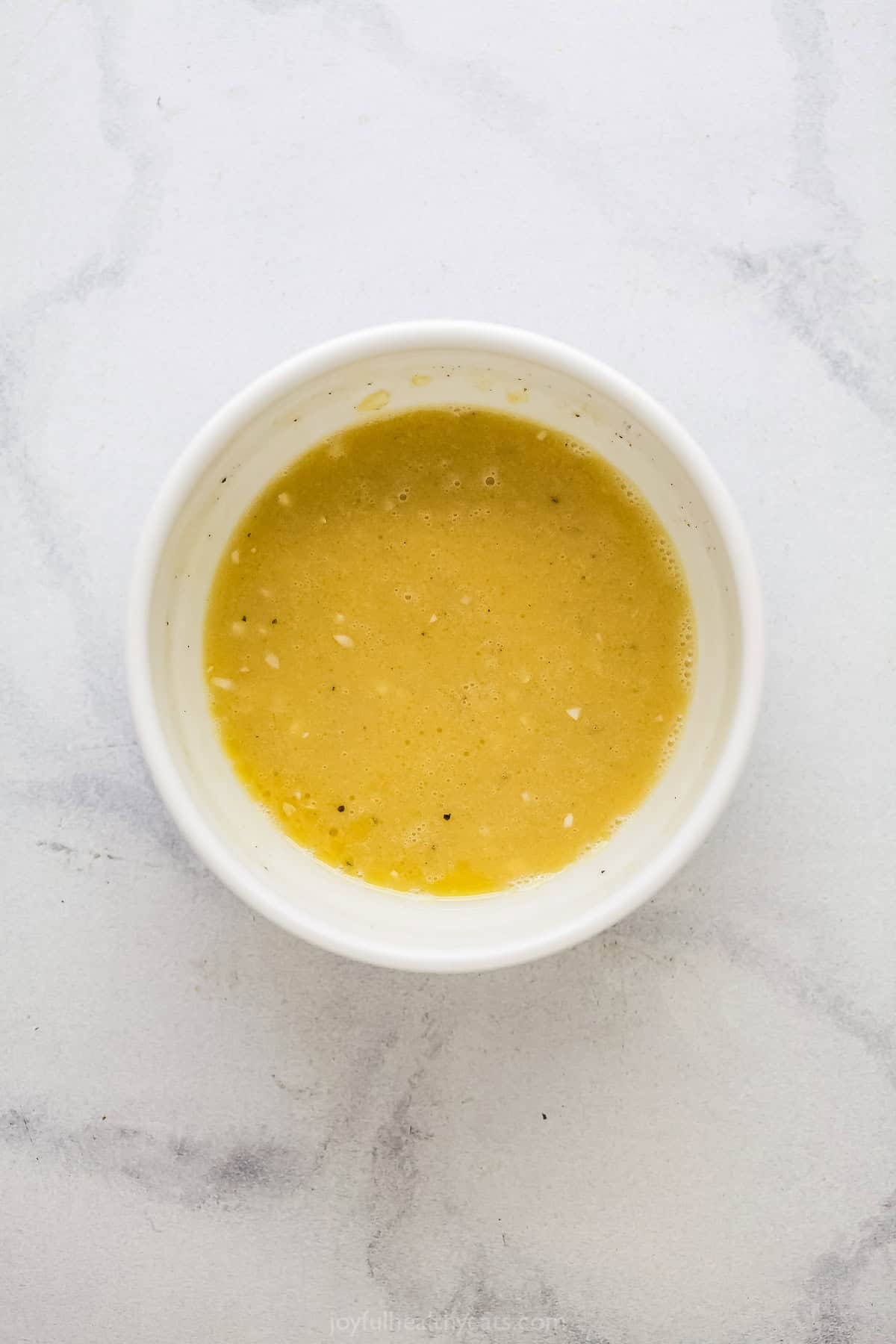 Sauce au citron dans un petit bol.