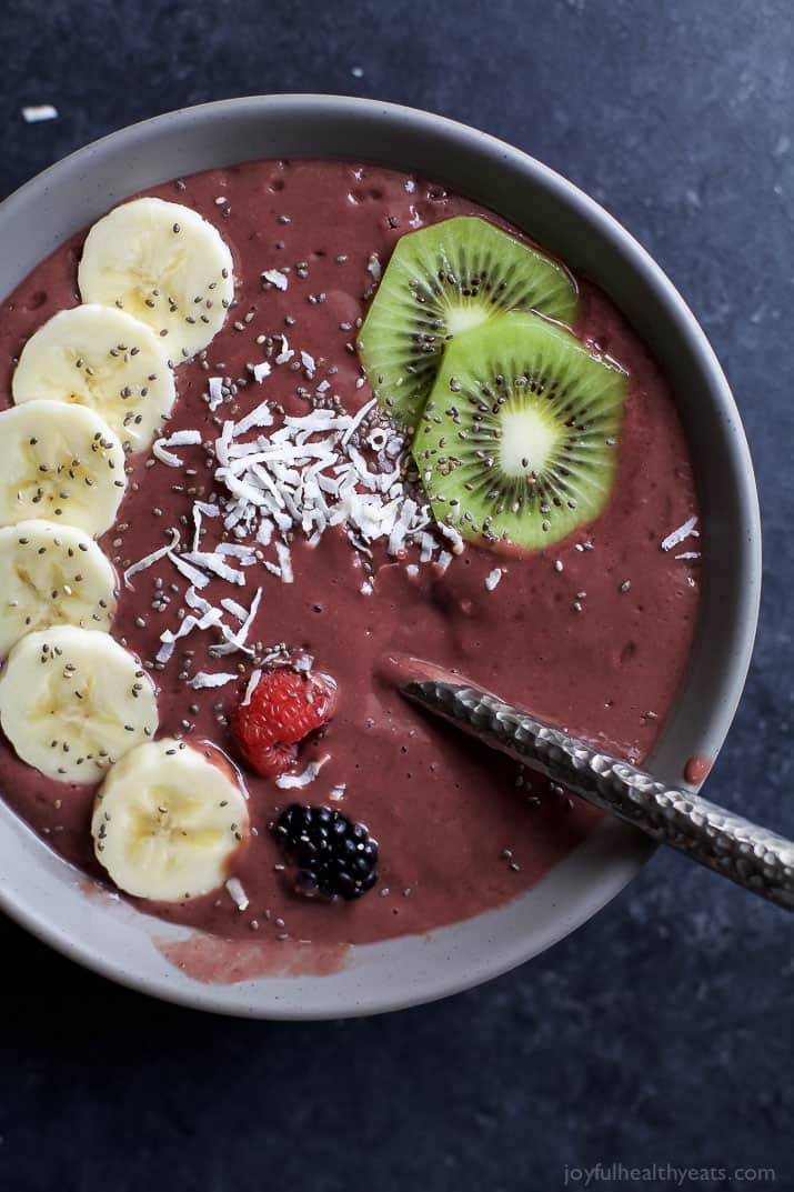 BANANA BERRY SMOOTHIE BOWL with sliced bananas, kiwi, berries, and shredded coconut