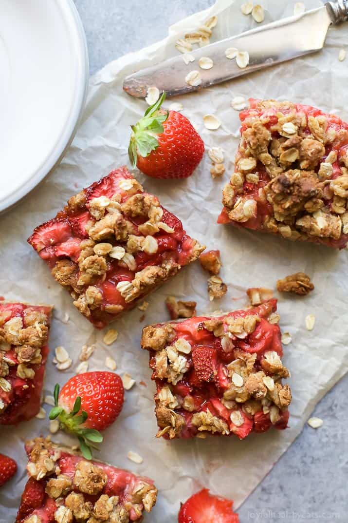 Healthy STRAWBERRY OATMEAL BARS filled with juicy strawberries and a buttery crumble topping for only 132 calories a serving! Serve it for breakfast, dessert, or eat it as a snack! Just make it! | joyfulhealthyeats.com