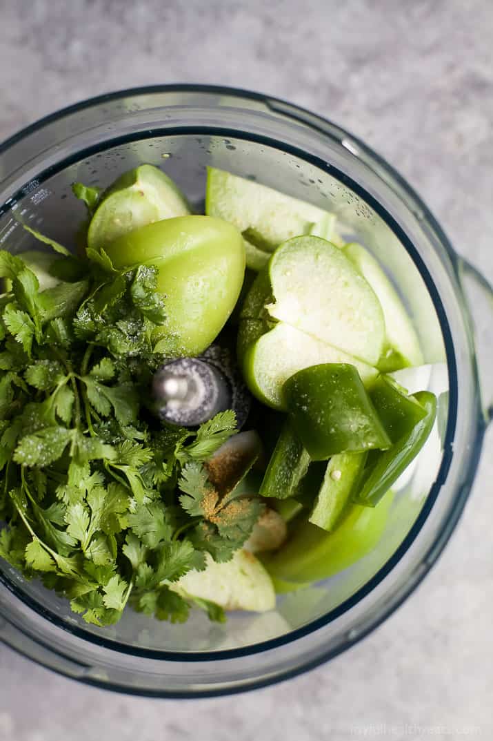 Zutaten für die Avocado Salsa Verde in einer Schüssel der Küchenmaschine