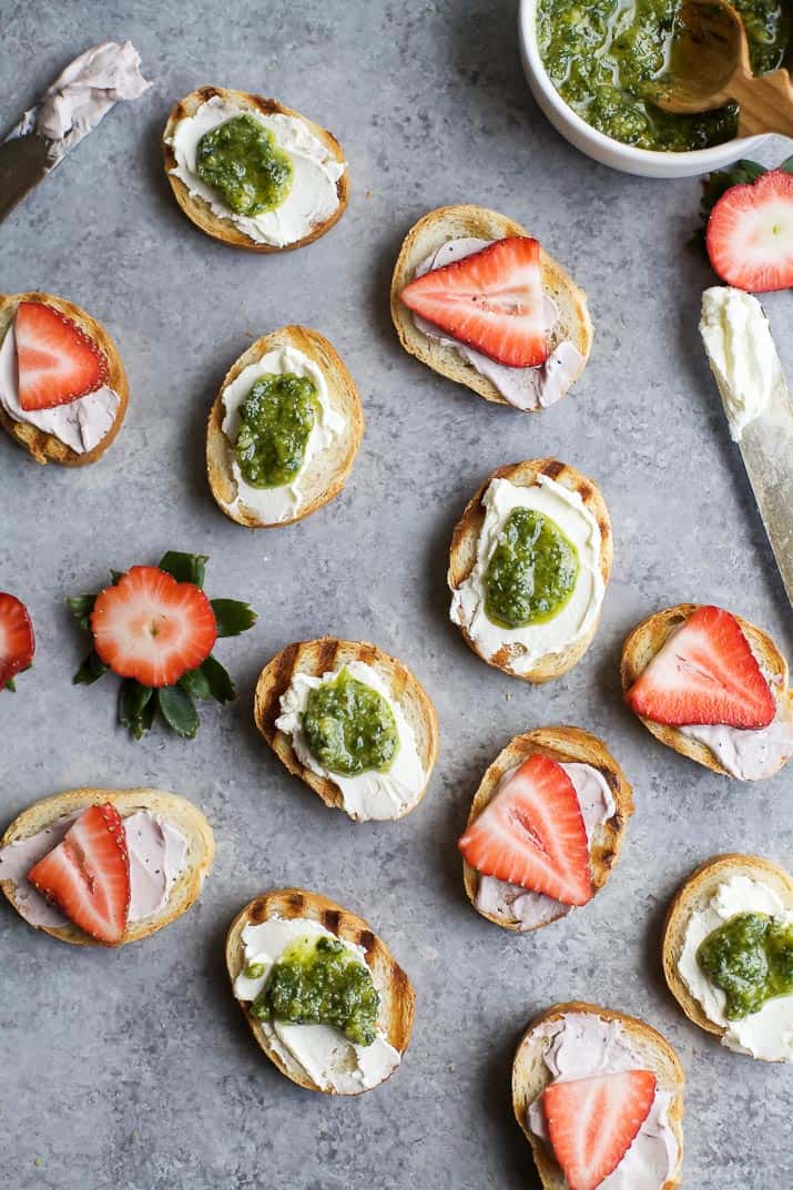 PESTO CREAM CHEESE STRAWBERRY BRUSCHETTA BITES an easy fresh bold flavored appetizer recipe that's perfect for those summer parties! | joyfulhealthyeats.com | #ad | appetizer @ArlaUSA