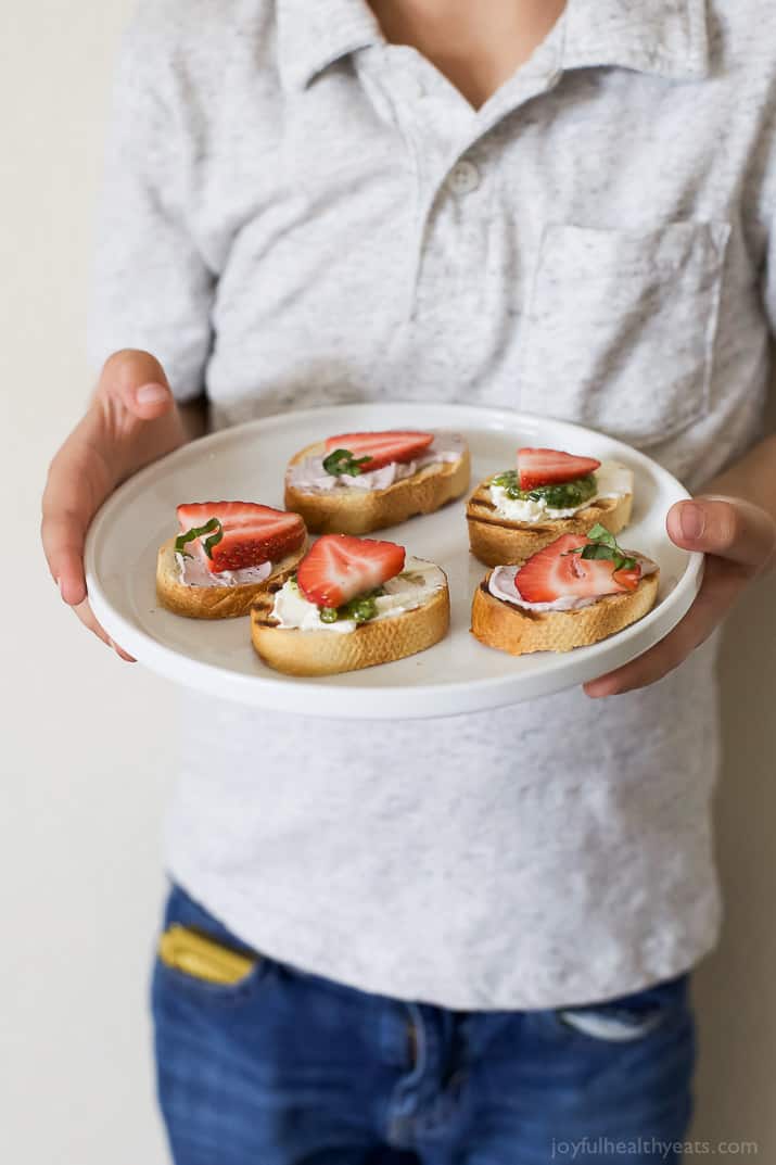 PESTO CREAM CHEESE STRAWBERRY BRUSCHETTA BITES an easy fresh bold flavored appetizer recipe that's perfect for those summer parties! | joyfulhealthyeats.com | #ad | appetizer @ArlaUSA